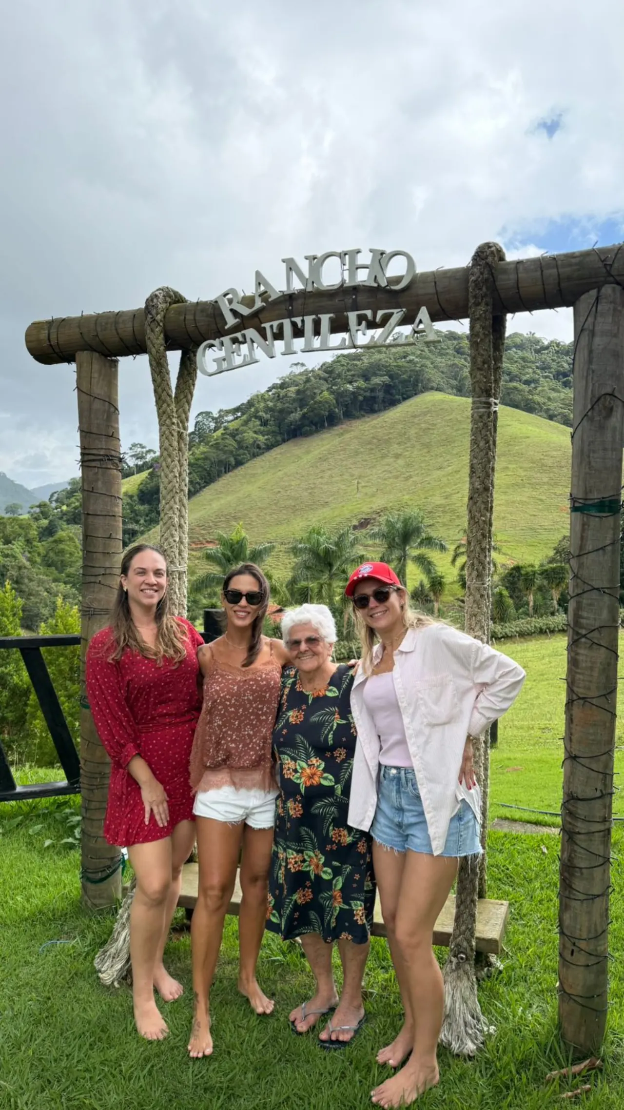 Família reunida sob o portal do Rancho Gentileza
