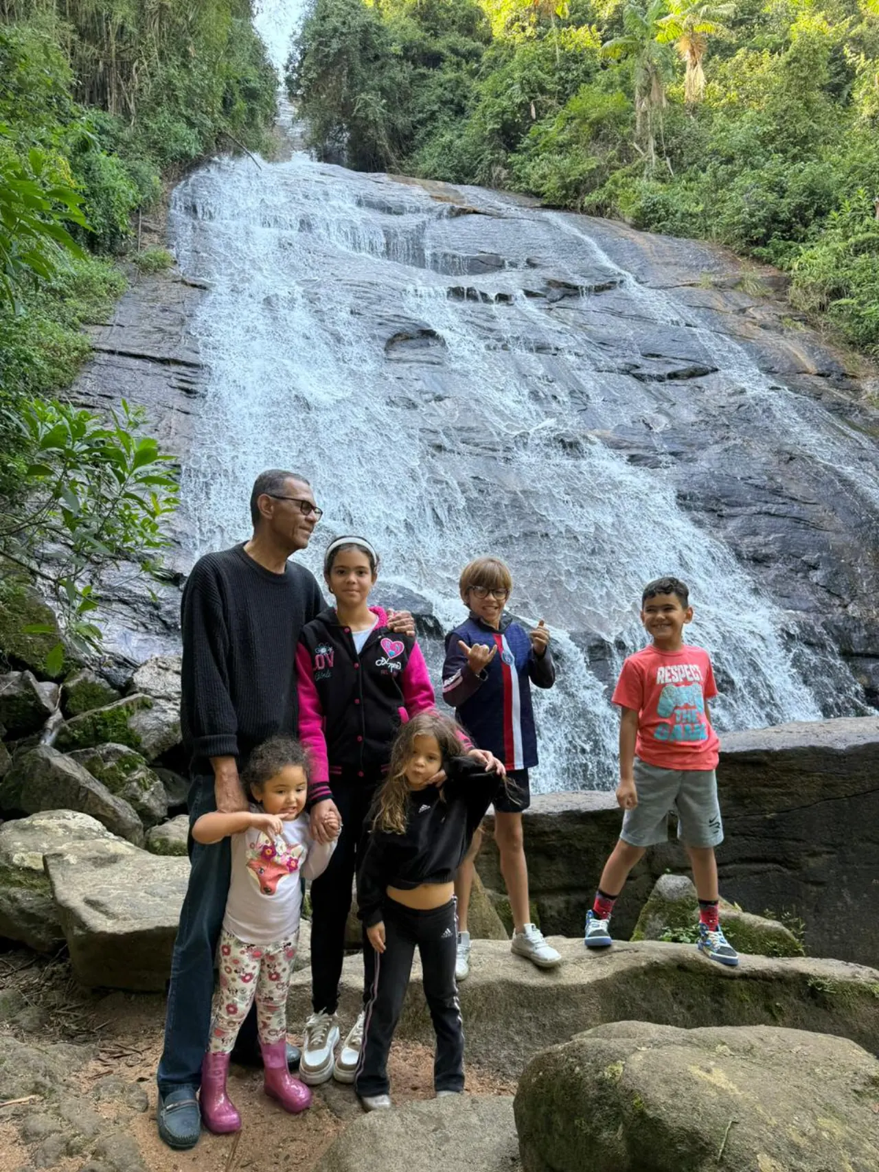 Avô e netos na Cachoeira Cascata do Galo