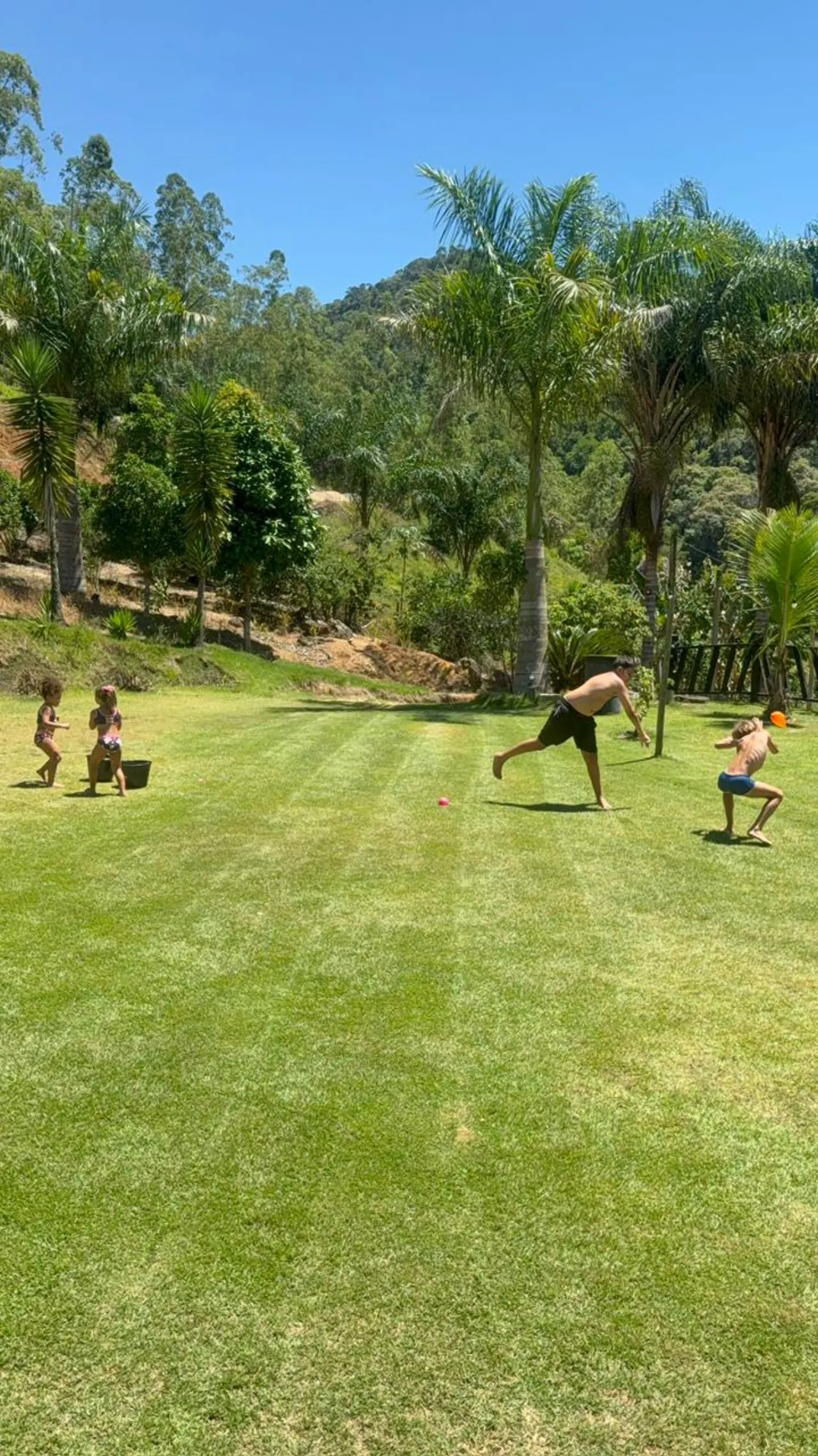 Crianças brincando no gramado
