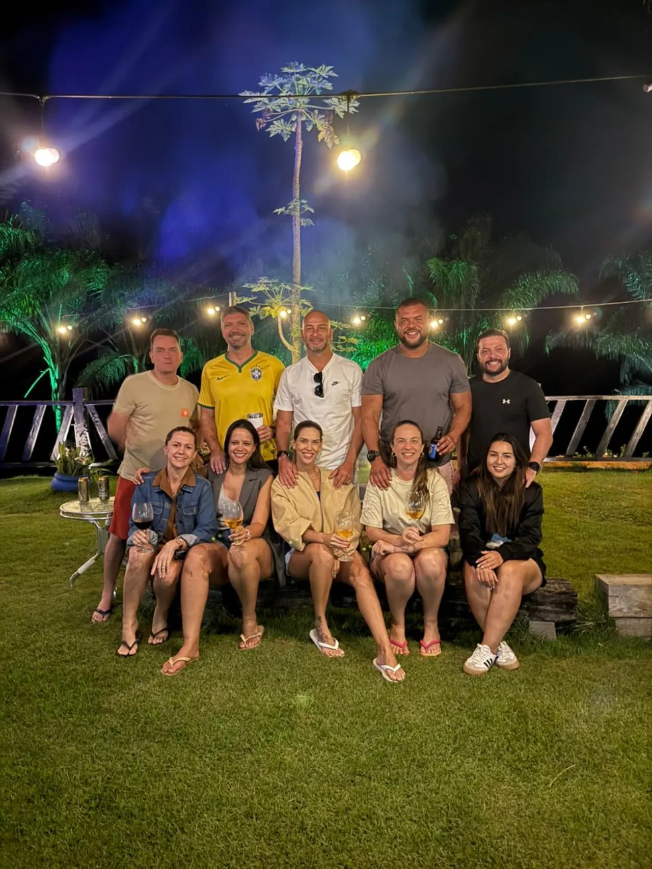 Amigos reunidos no jardim à noite