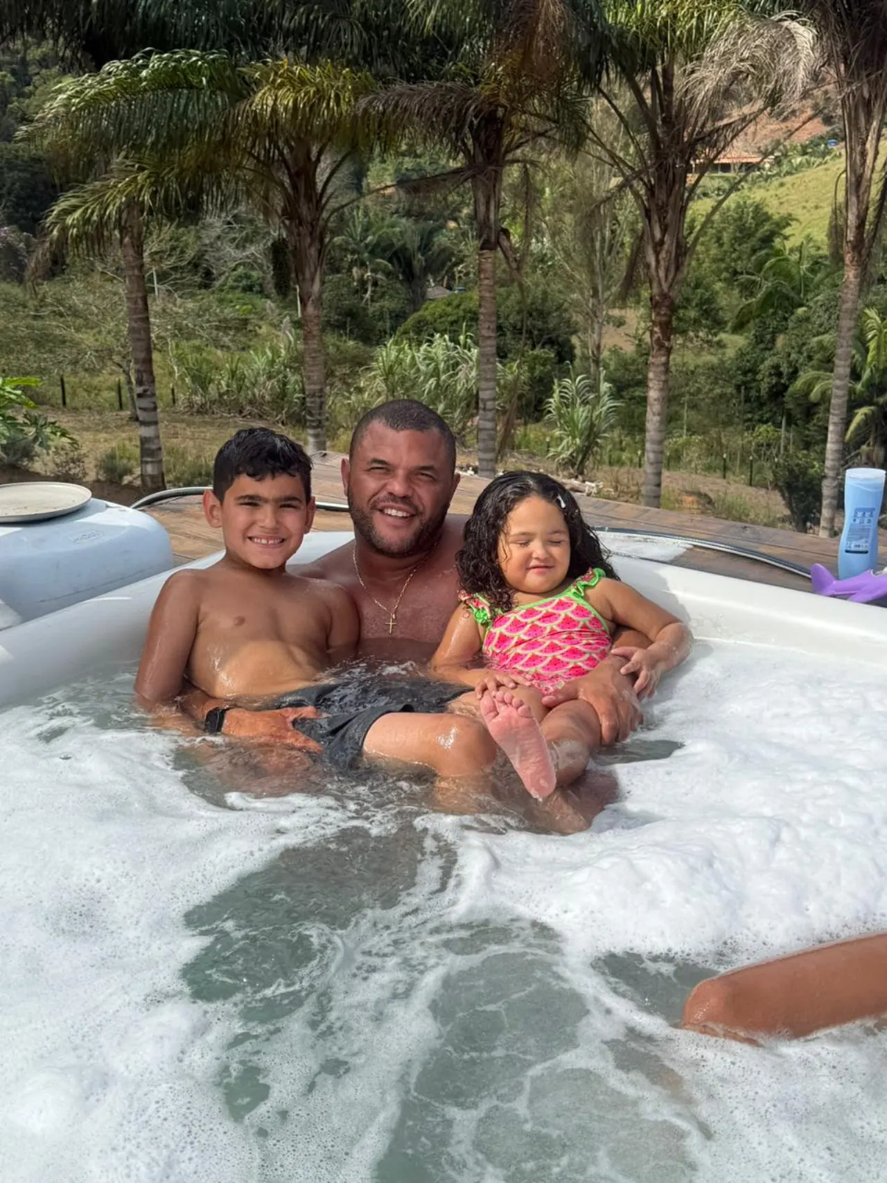 Pai com os filhos curtindo a jacuzzi