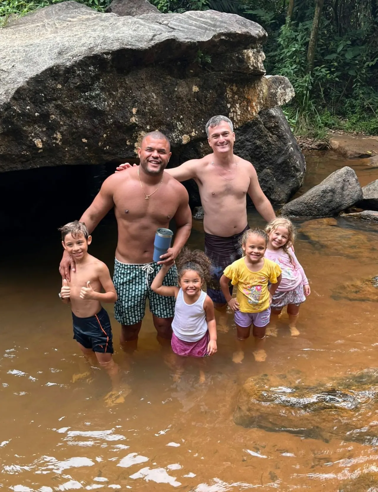 Pai e filhos na cachoeira próxima ao rancho