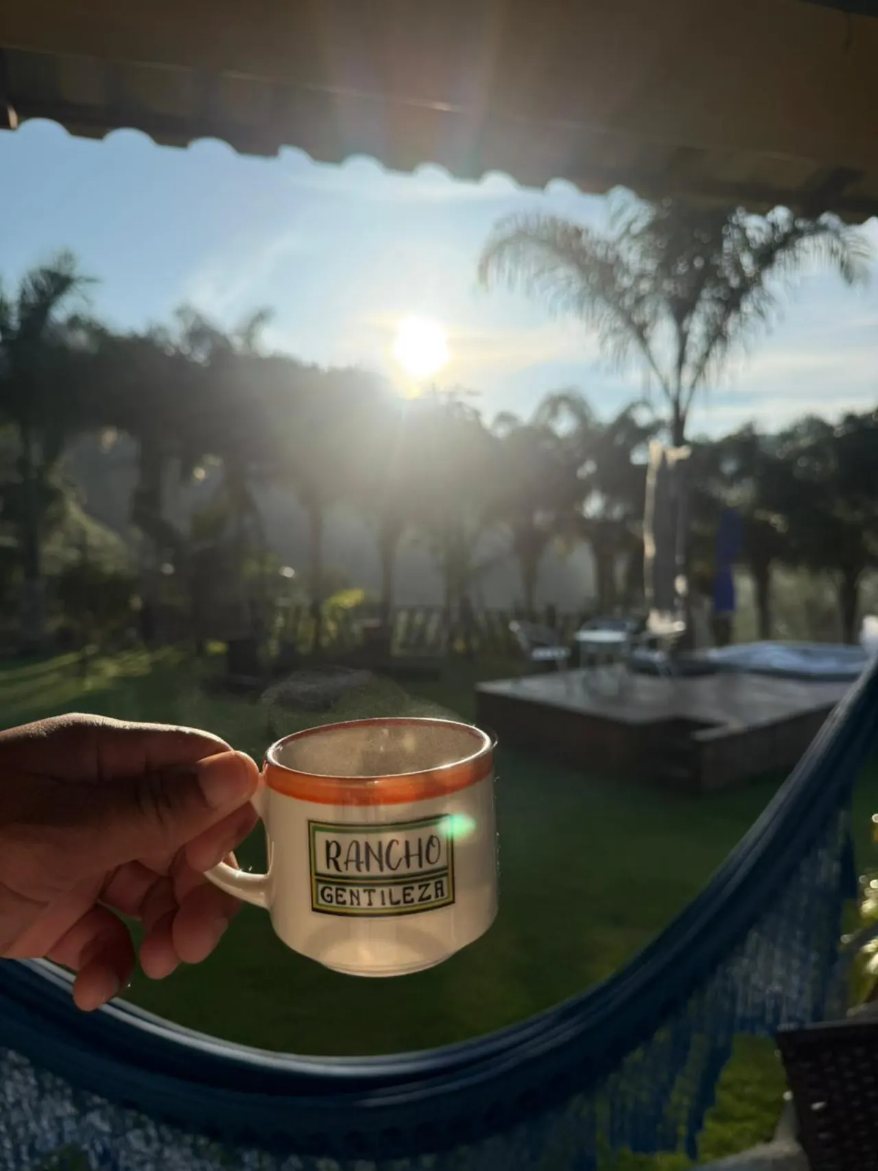 Caneca do Rancho Gentileza ao nascer do sol