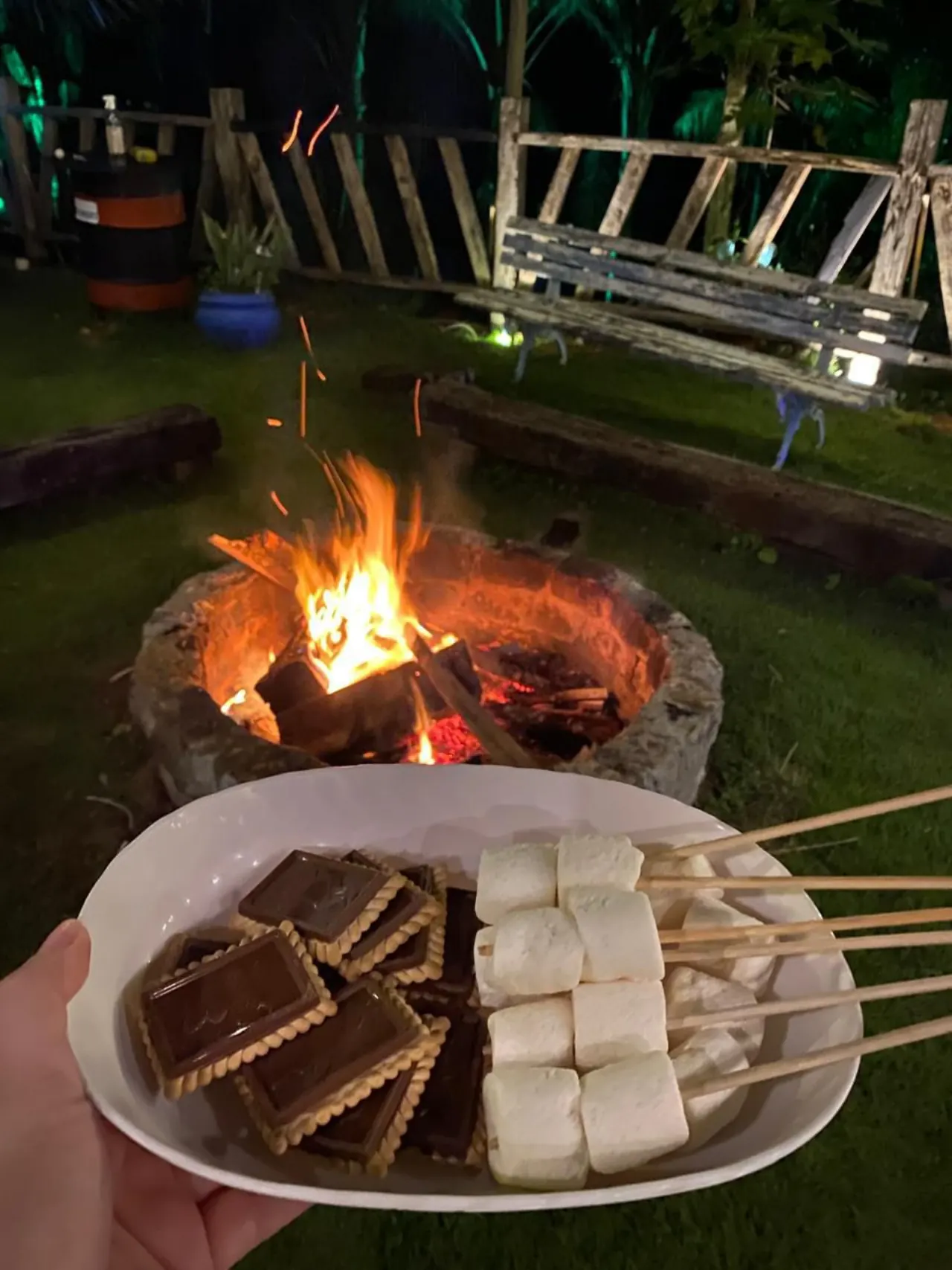 Marshmallows e biscoitos ao redor da fogueira