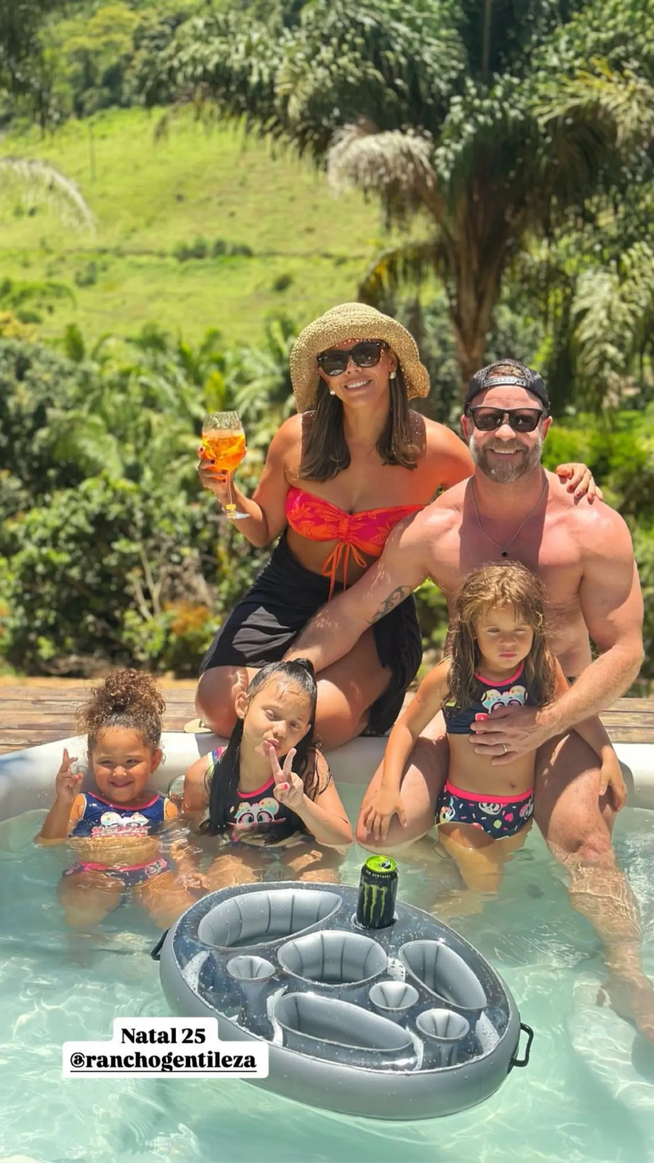 Família comemorando o Natal no rancho