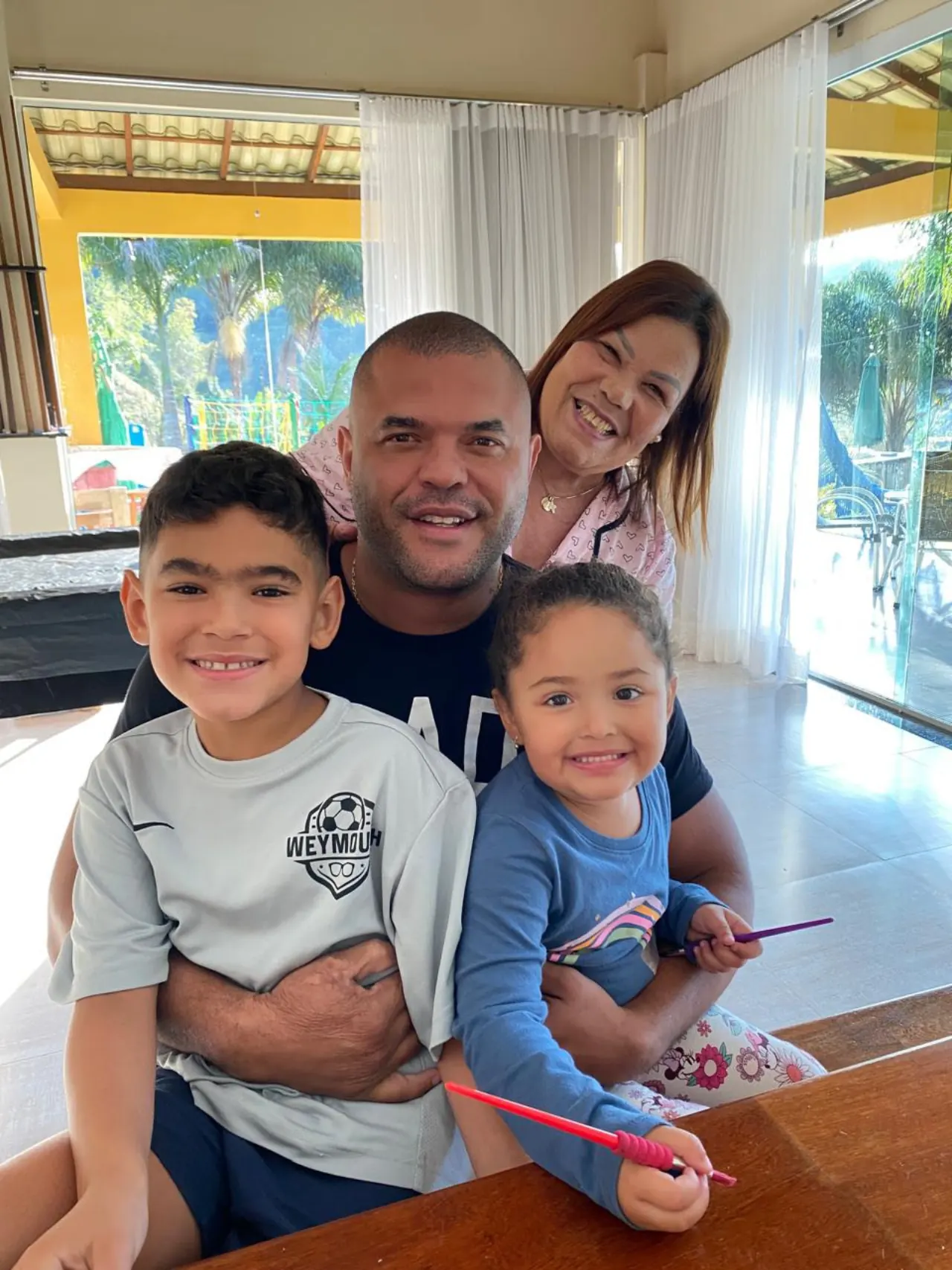 Avós com netos no salão do rancho