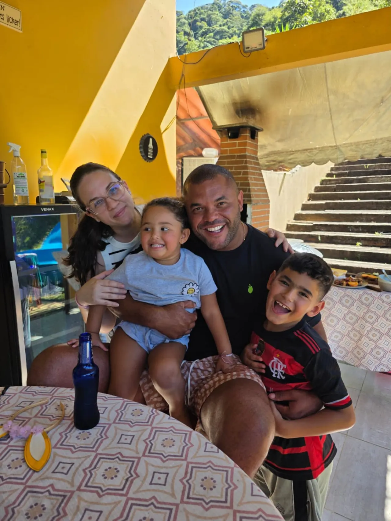 Família reunida na área gourmet do rancho