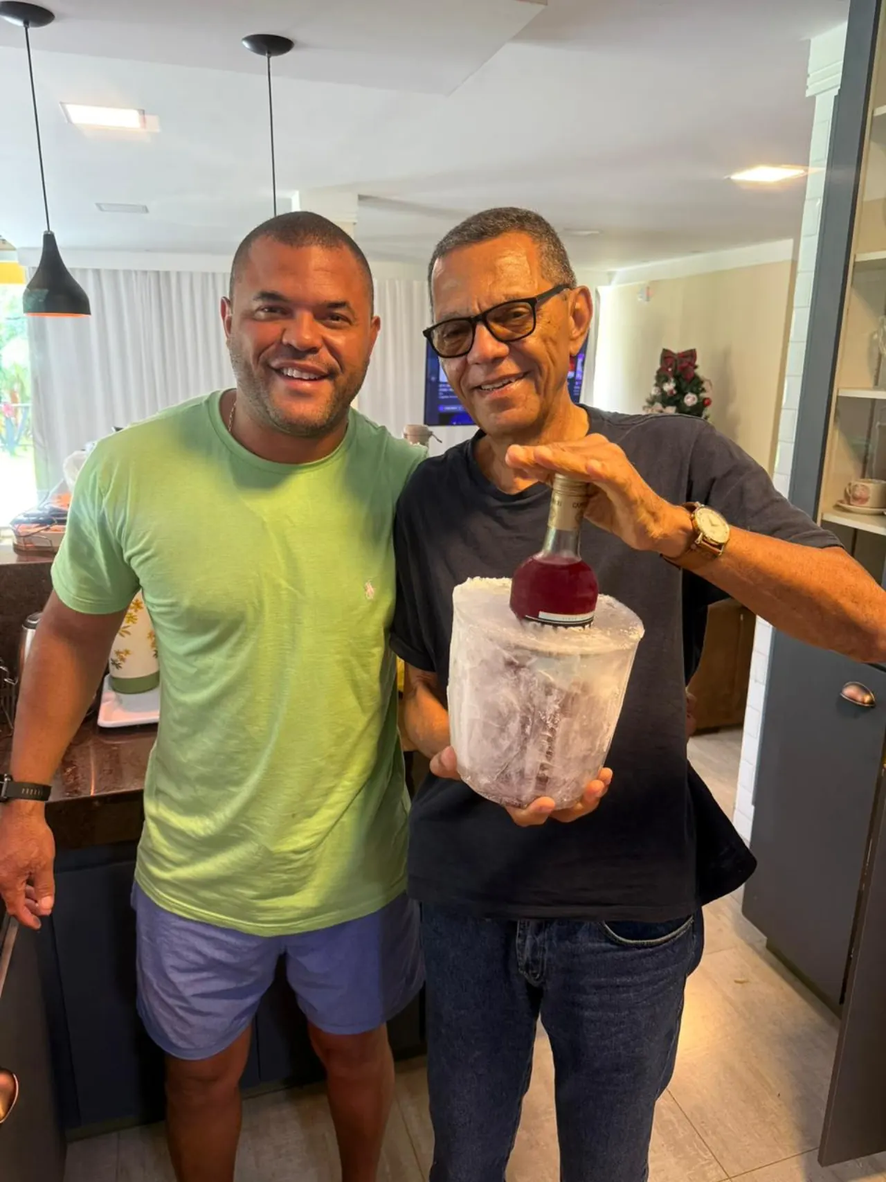 Amigos celebrando na cozinha