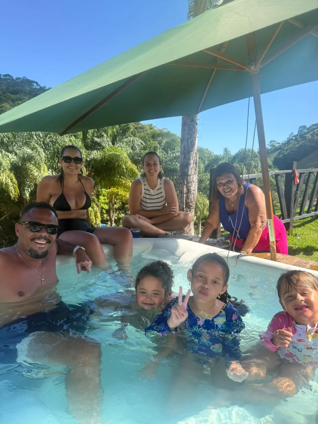 Família reunida na jacuzzi com vista para a serra