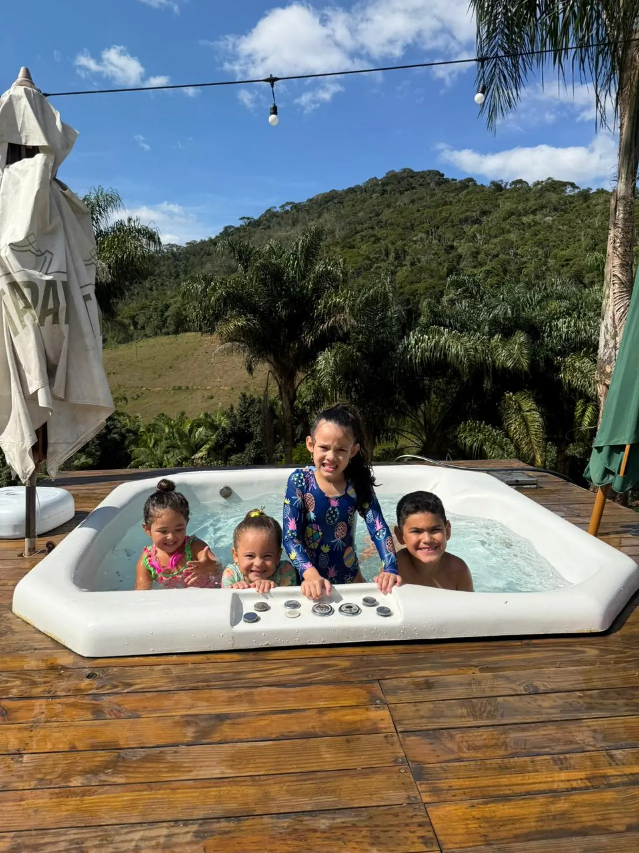 Crianças se divertindo na jacuzzi